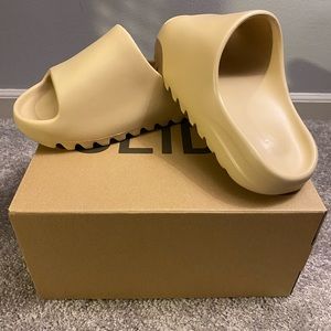 Yeezy slides desert sand size 6 men’s